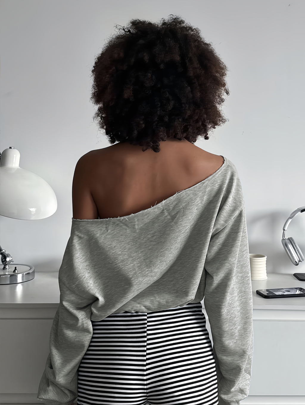 Off-Shoulder Lip Graphic Crop Top